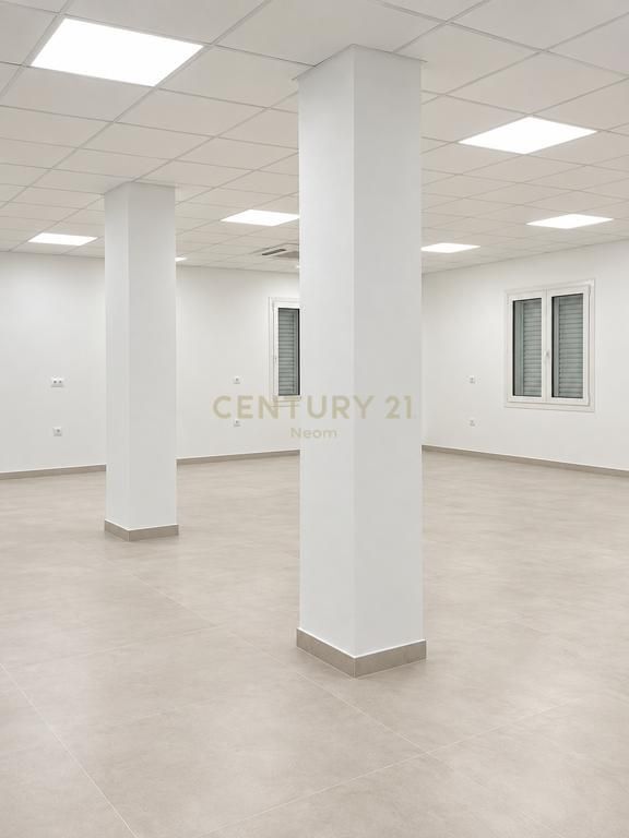 Jepet dyqan 130m2 dhe garazh, Paskuqan