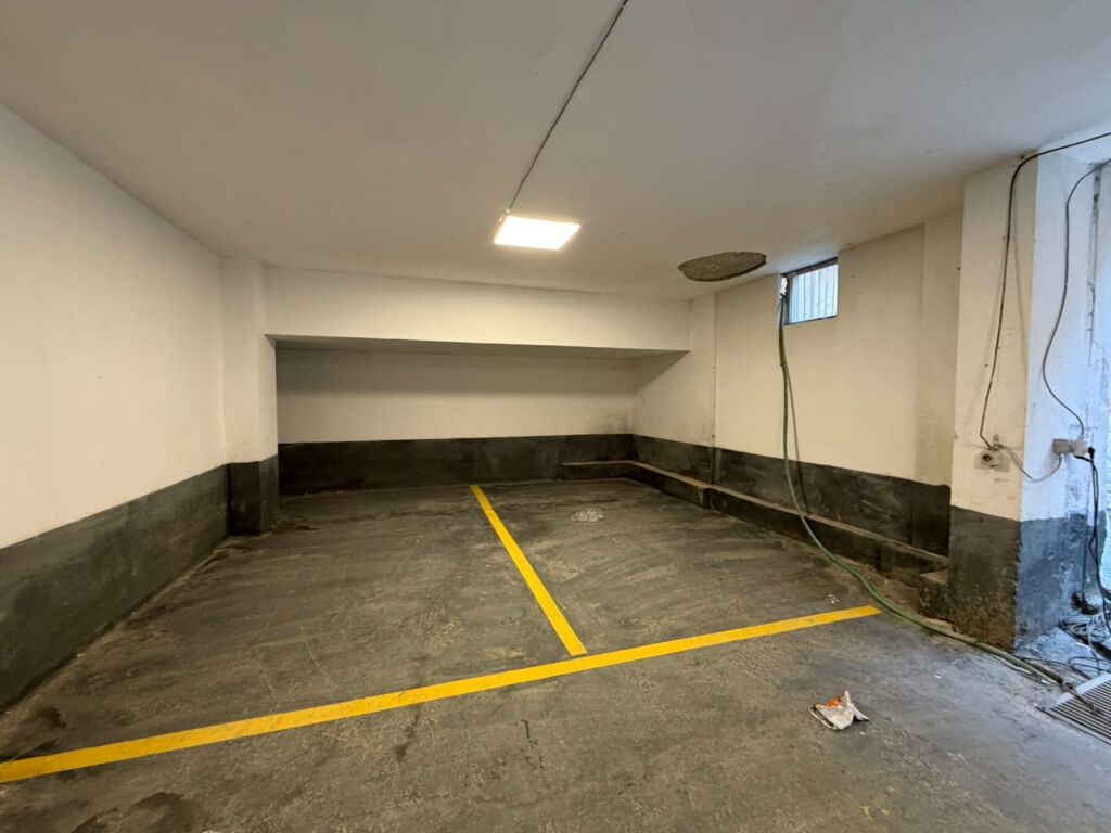 Shiten 9 poste parkimi + ambjent biznesi te Kazazi ne DURRES