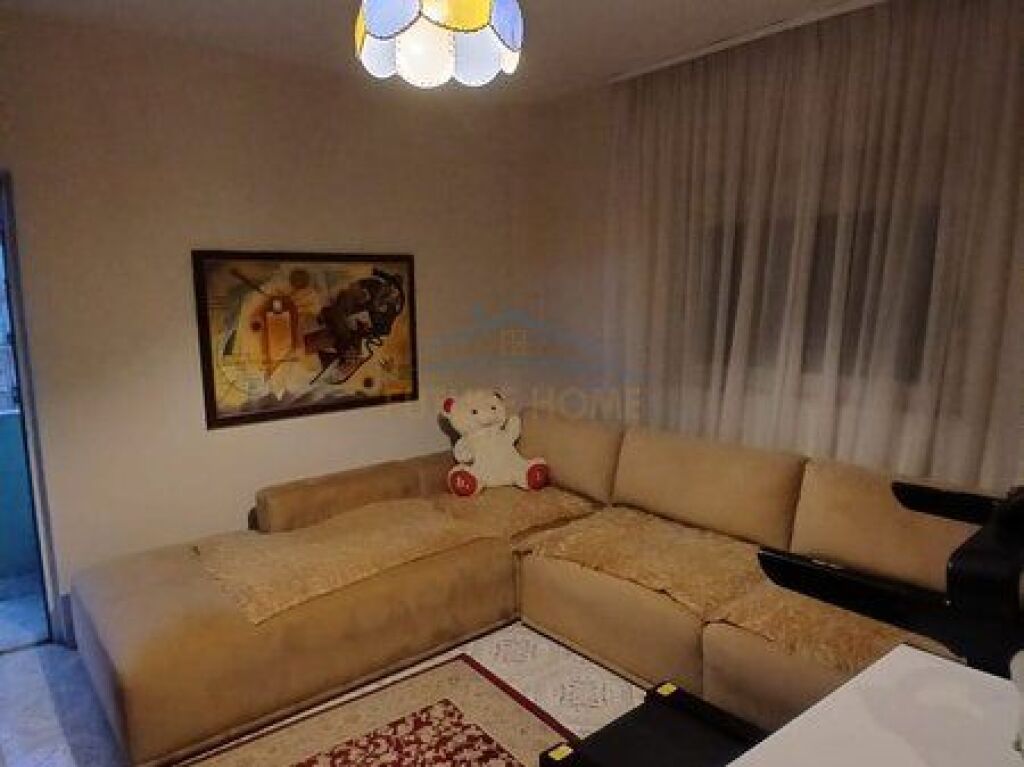 Shitet , Apartament 2+1 , Komuna e Parisit , Tirane