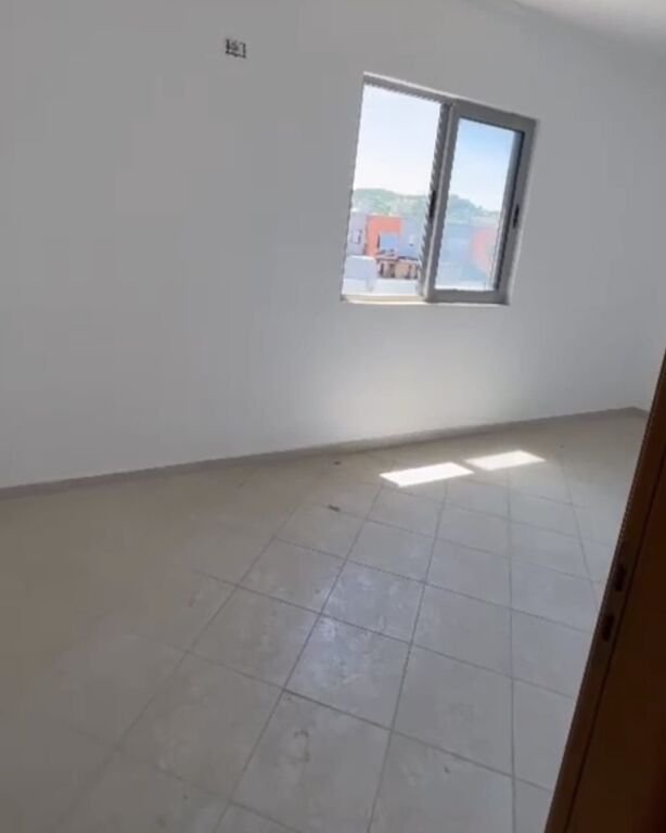 Shitet apartament 2+1+Verande ne Astir , Unaza e Re , Yzberisht .