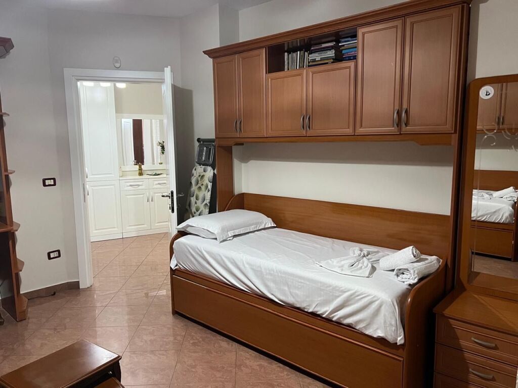 Jepet Apartament me qera 2+1+2 Rruga Kajo Karafili tek Qendra e Tiranes