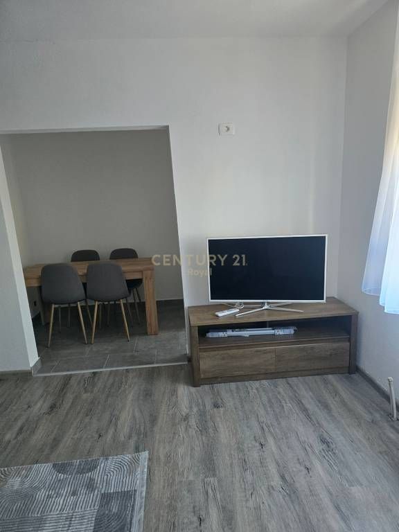 Apartment 3+1 me qira te ish Parku
