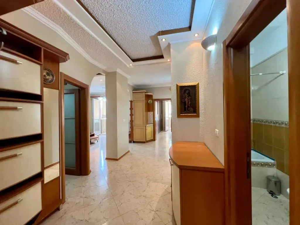 Jepet me qira apartament 2+1 i mobiluar, me 2 ballkone, në Rrugën e Kosovarëve.