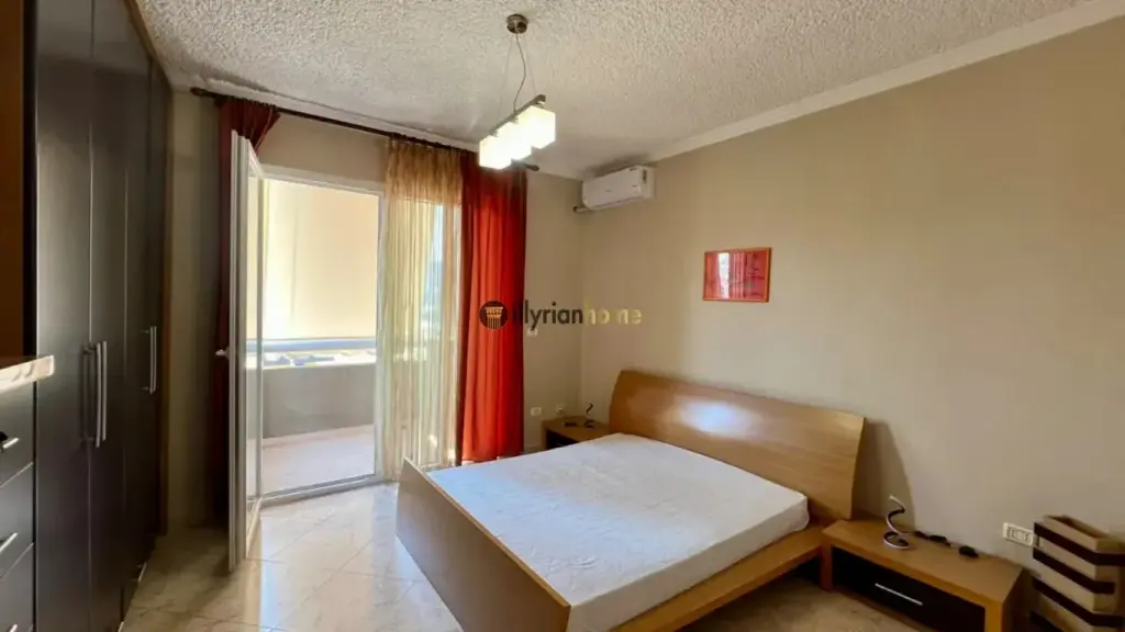 Jepet me qira apartament 2+1 i mobiluar, me 2 ballkone, në Rrugën e Kosovarëve.