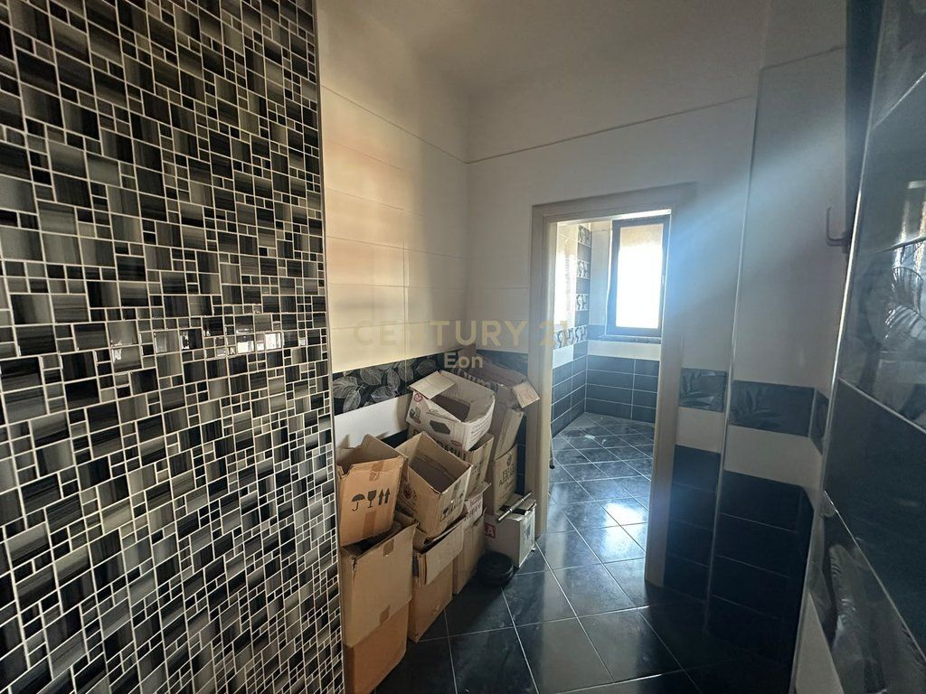 SHESIM APARTAMENT 2+1+2 DHE KUZHINE TE VECUAR NE QENDER TE DURRESIT, PRANE STACIONIT TE TRENIT !