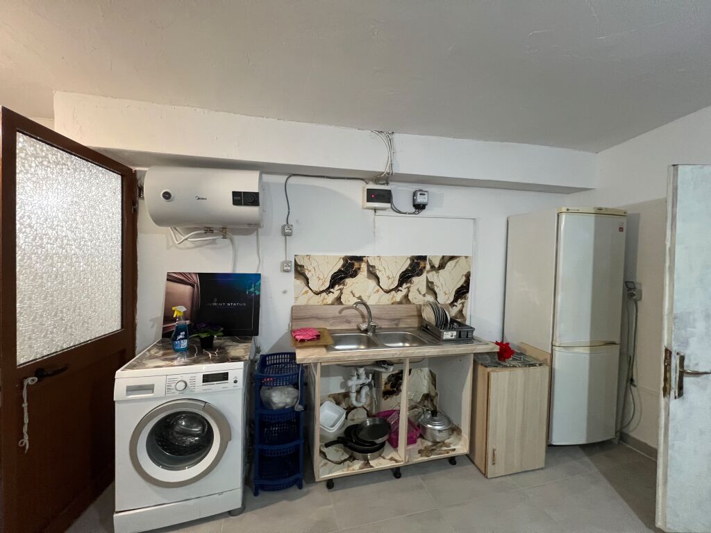For rent Gazoniere in Ali Dem Area: 50m2 Floor: 1 (separate entrance) Price: 35,000 leke/month