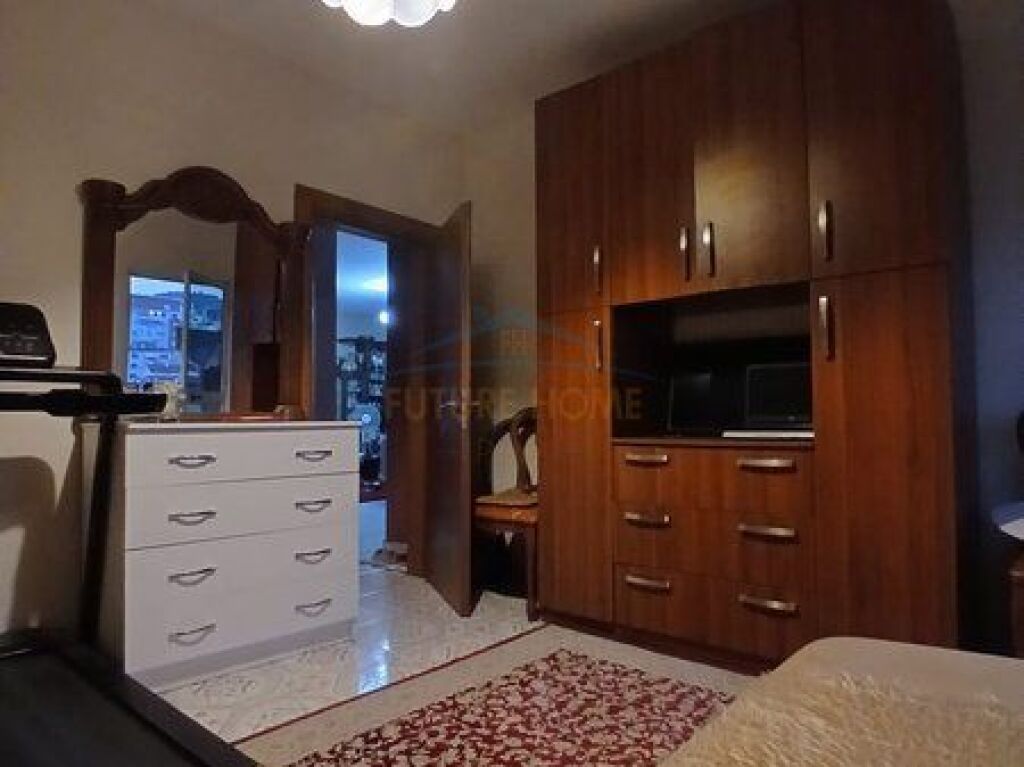 Shitet , Apartament 2+1 , Komuna e Parisit , Tirane