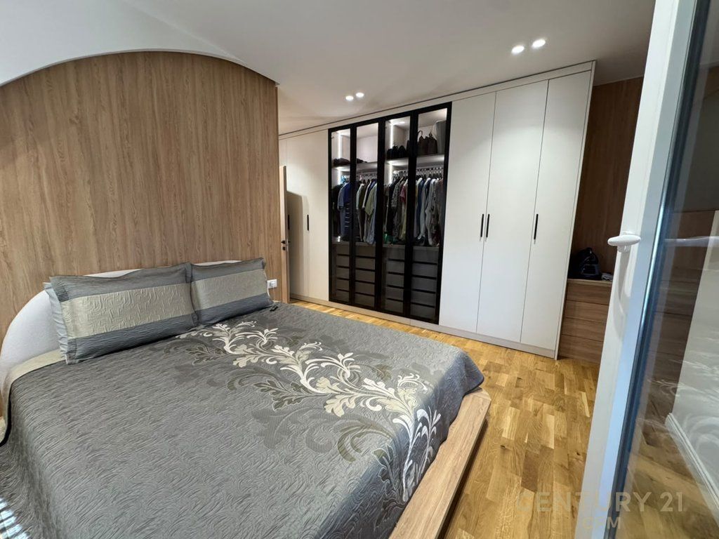 Apartament 2+1 + post parkimi ne shitje, ish profarma, Bulevardi Bajram Curri!