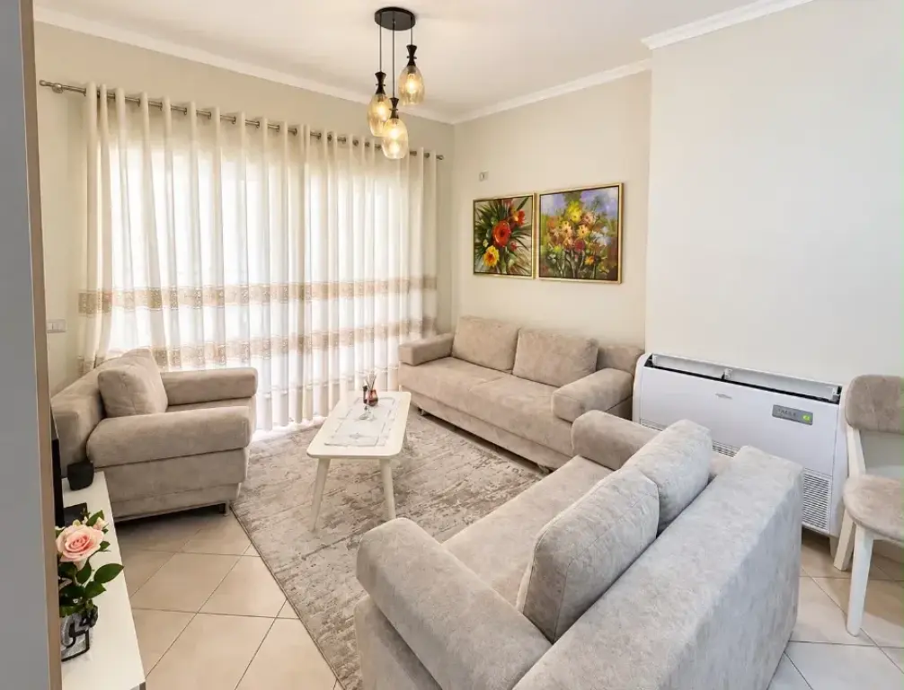 Jepet me qira 2+1+2 Komuna e Parisit 750€