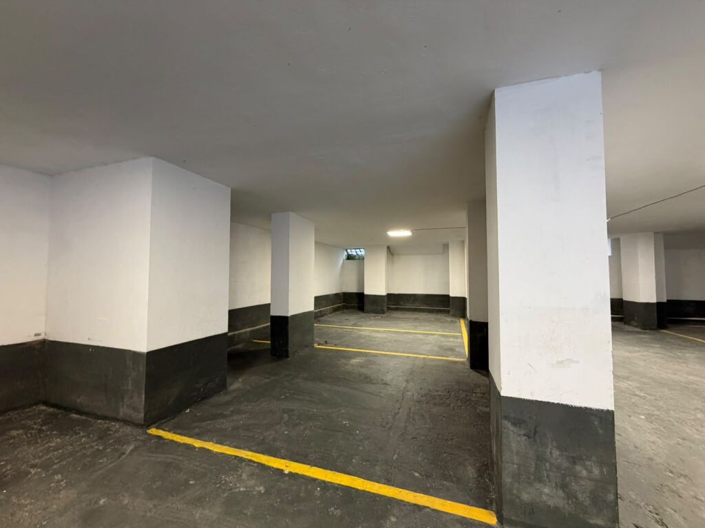 Shiten 9 poste parkimi + ambjent biznesi te Kazazi ne DURRES