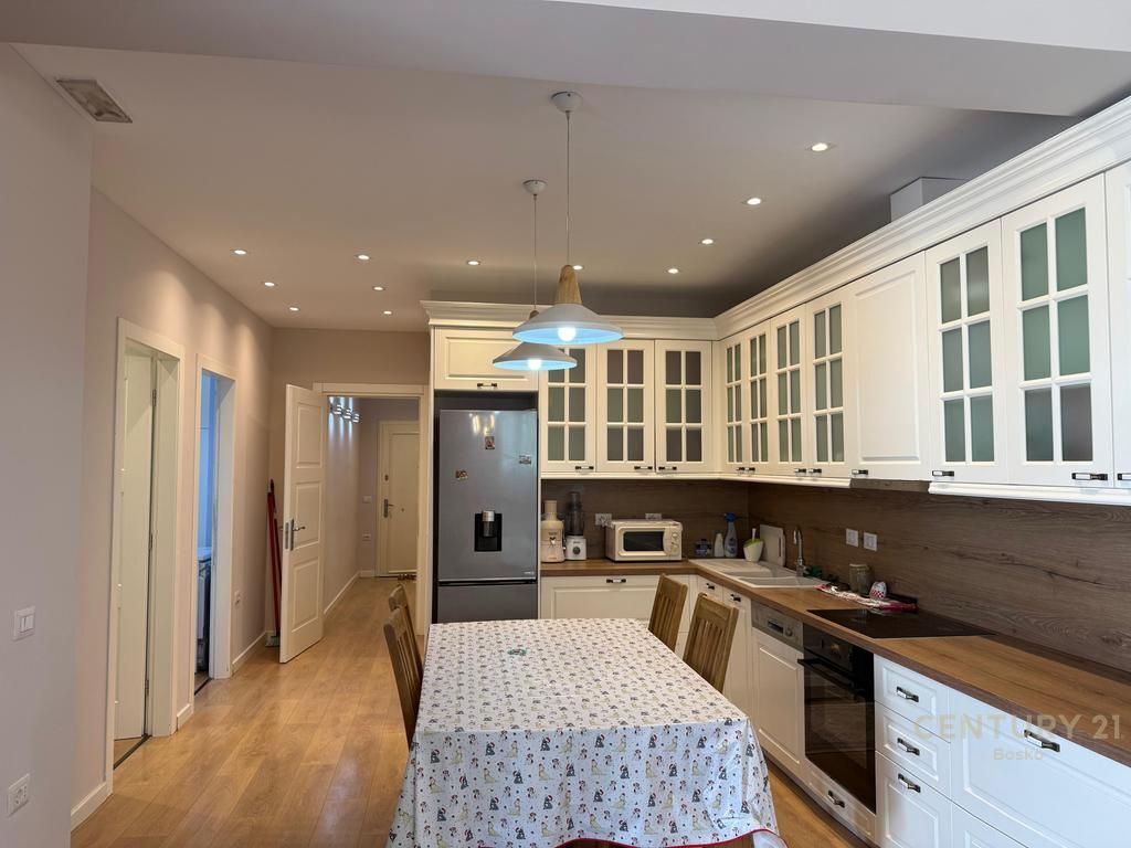 JEPET ME QIRA SUPER APARTAMENT 3+1 ME VERANDE PRANE SHKOLLES E KUQE