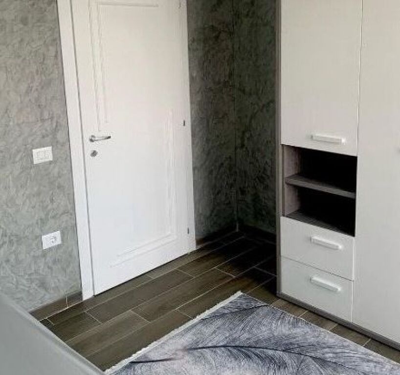 APARTAMENT 3+1 100,000 LEKE RRUGA 5 MAJ