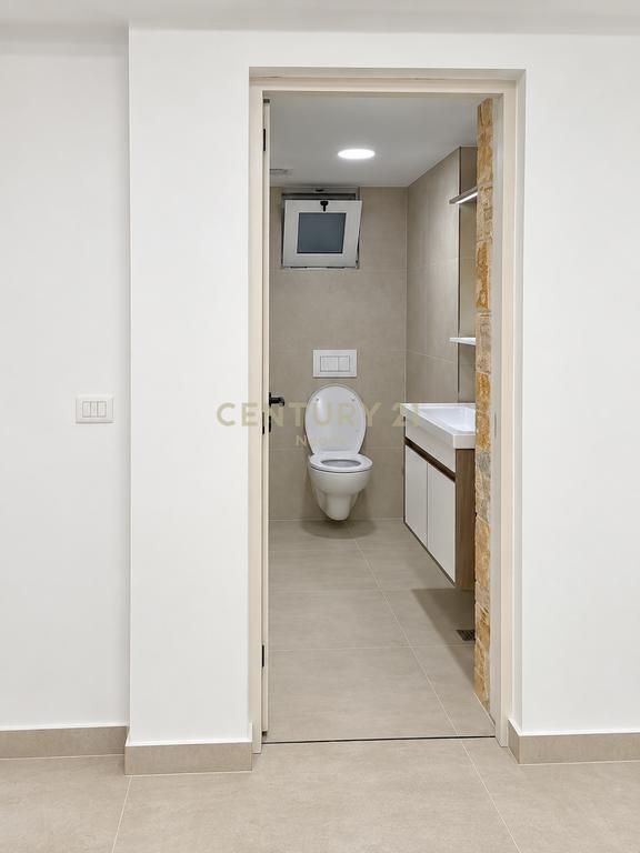 Jepet dyqan 130m2 dhe garazh, Paskuqan