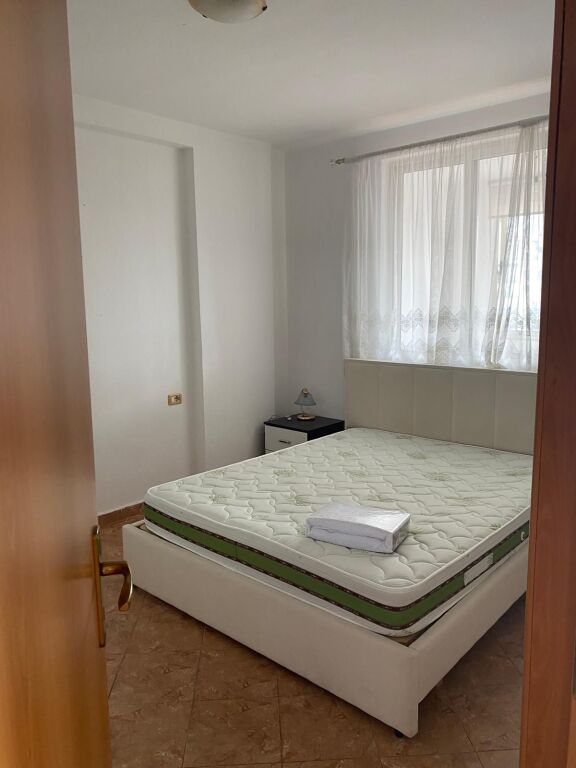 🏢Pak minuta larg Pazarit te Ri,jepet me qera apartament 1+1,i mobiluar 60,000leke