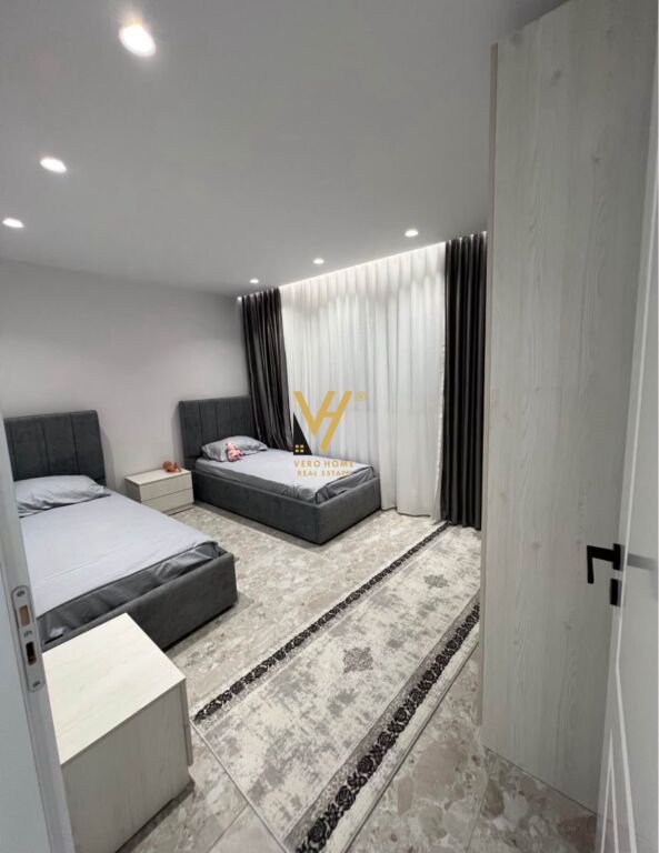 JEPET SHTEPI PRIVATE 2+1+BLK ME QERA NE SAUK 60.000 LEKE