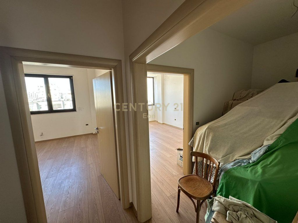 SHESIM APARTAMENT 2+1+2 DHE KUZHINE TE VECUAR NE QENDER TE DURRESIT, PRANE STACIONIT TE TRENIT !