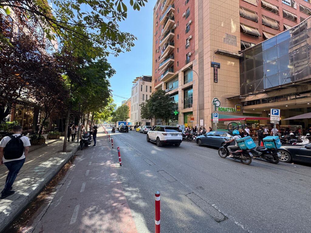 Toke Truall per Shitje Qender tek Rr. Barrikadave buze rruges Tirane  ID 5599