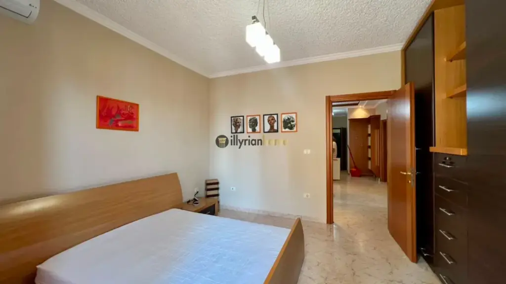 Jepet me qira apartament 2+1 i mobiluar, me 2 ballkone, në Rrugën e Kosovarëve.