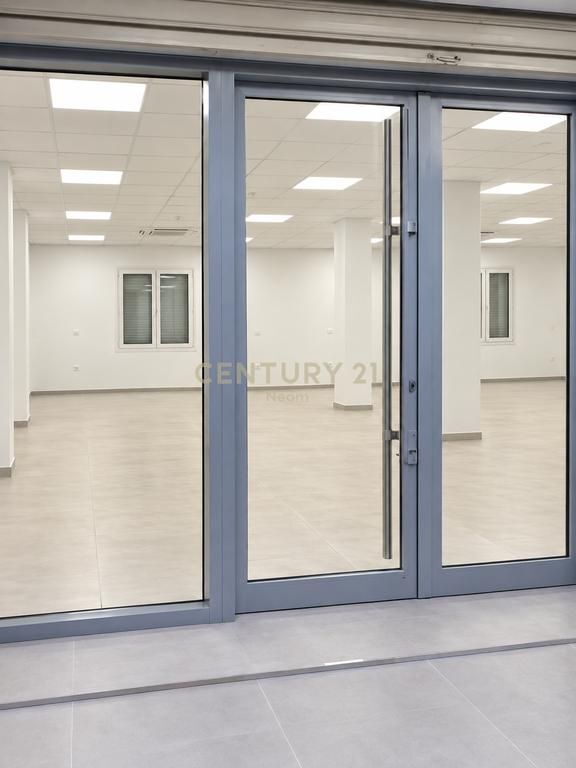 Jepet dyqan 130m2 dhe garazh, Paskuqan