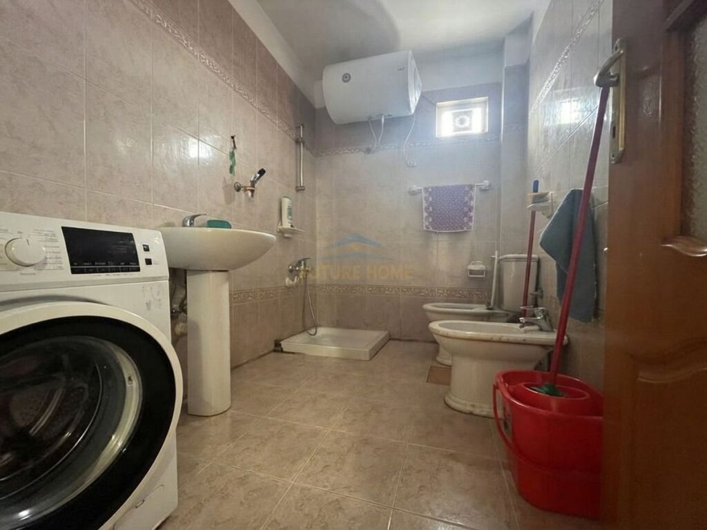 Shitet, Apartament 2+1, Rruga "Kongresi Manastirit", Tirane.