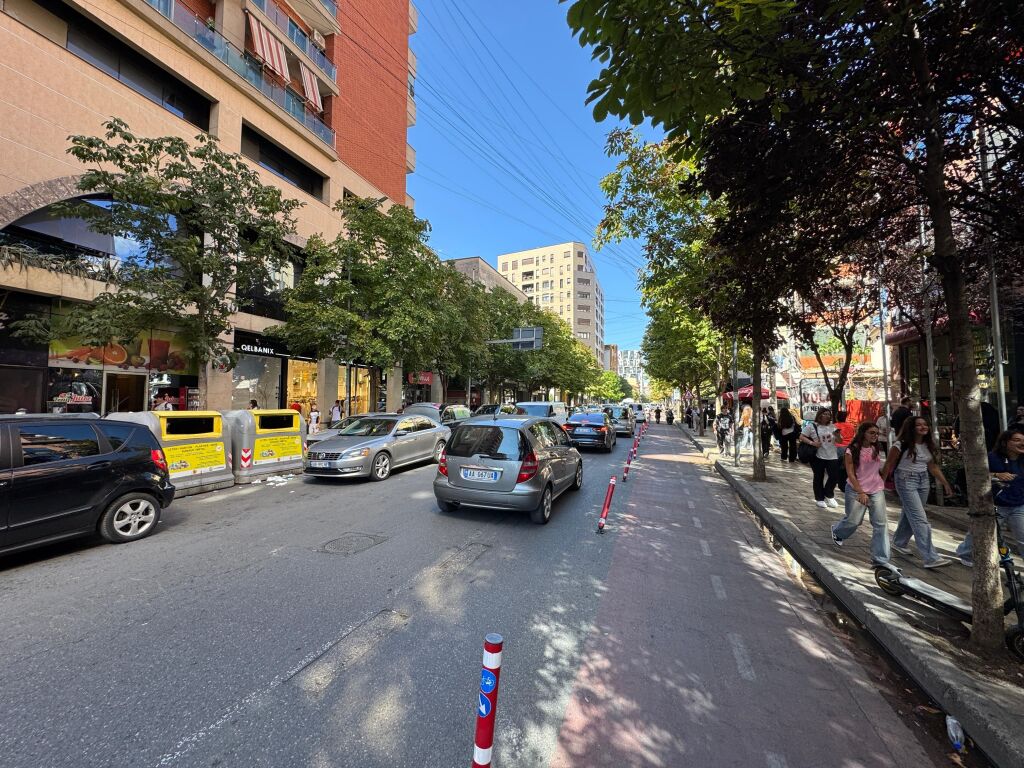 Toke Truall per Shitje Qender tek Rr. Barrikadave buze rruges Tirane  ID 5599