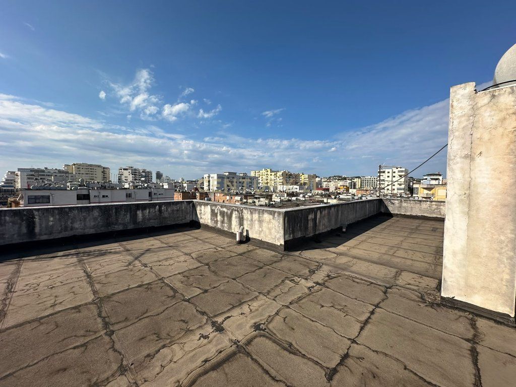 SHESIM APARTAMENT 2+1+2 DHE KUZHINE TE VECUAR NE QENDER TE DURRESIT, PRANE STACIONIT TE TRENIT !