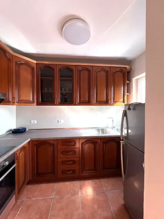 🏠 Jepet me Qira Apartament 2+1 + Aneks +Ballkon Pas Ambasadës Amerikane ne Rrugen e Elbasanit, 650 mije leke