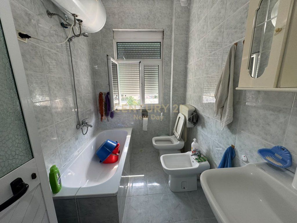 SHITET APARTAMENT 3+1+2 + POST PARKIMI PRANE TREGUT FSHATAR!