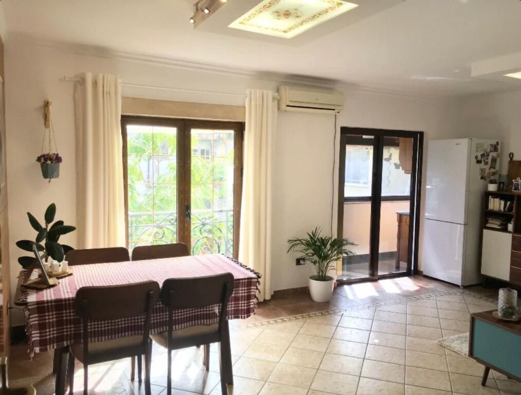 Appartamento 2+1 disponibile nel centro di Tirana, vicino a Piazza "Skënderbej"