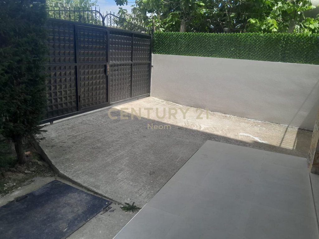 Jepet dyqan 130m2 dhe garazh, Paskuqan
