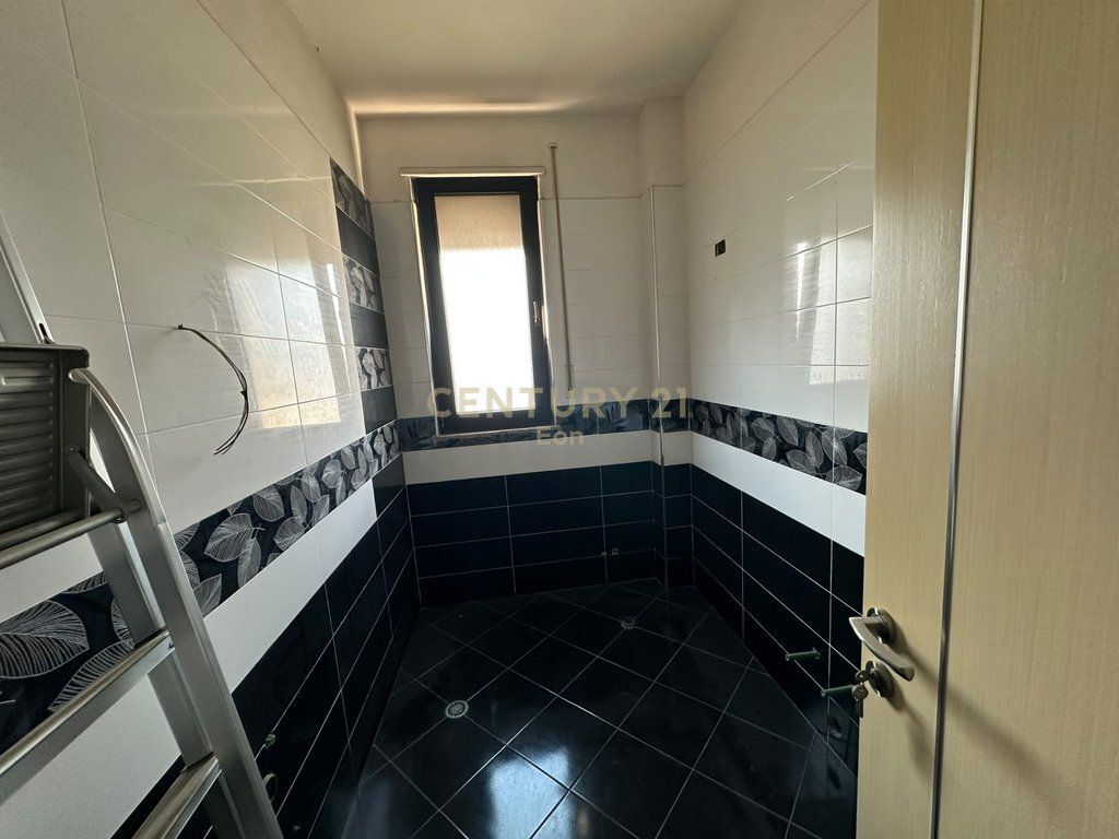 SHESIM APARTAMENT 2+1+2 DHE KUZHINE TE VECUAR NE QENDER TE DURRESIT, PRANE STACIONIT TE TRENIT !