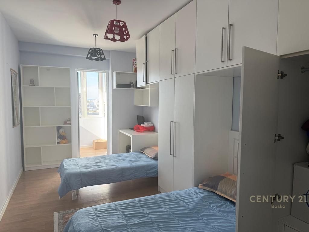 JEPET ME QIRA SUPER APARTAMENT 3+1 ME VERANDE PRANE SHKOLLES E KUQE