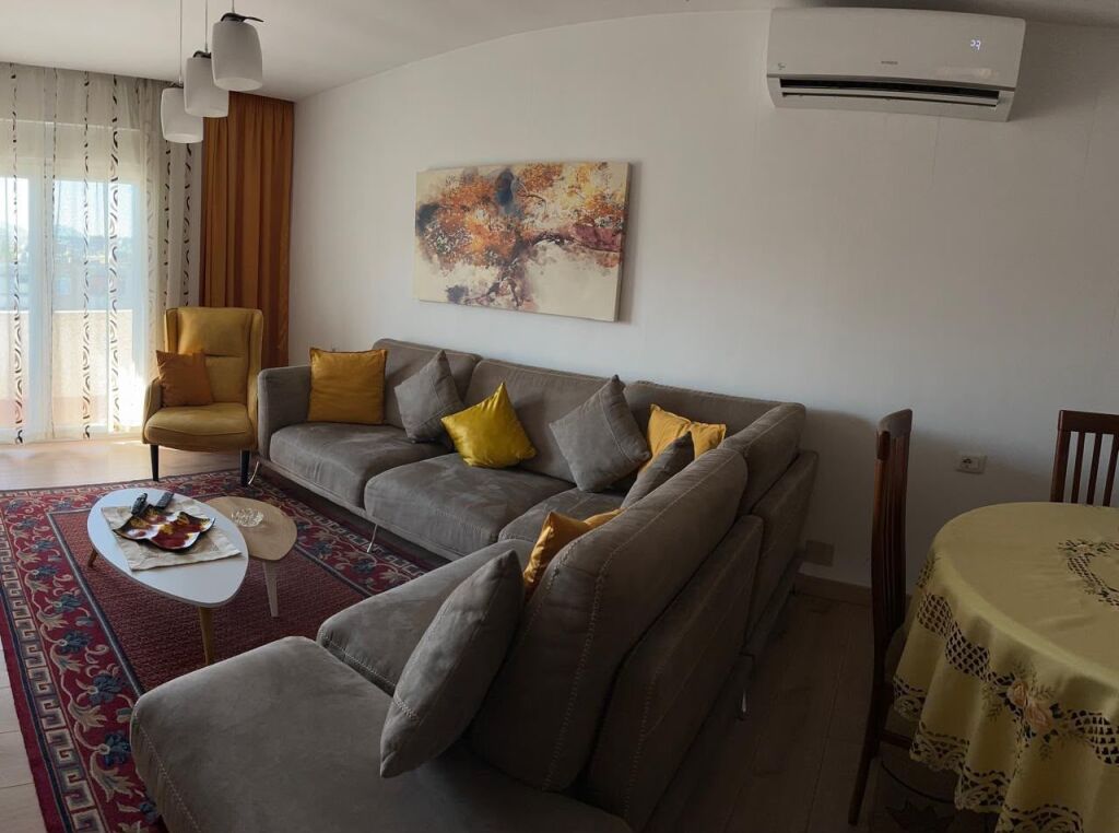 Jepet me qera Apartament 2+1 tek Brryli pas Ambulances Iraniane
