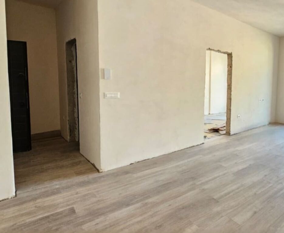 Shitet apartament 1+1 tek ish Fusha e Aviacionit , prane Rruga Dritan Hoxha , Laprake .