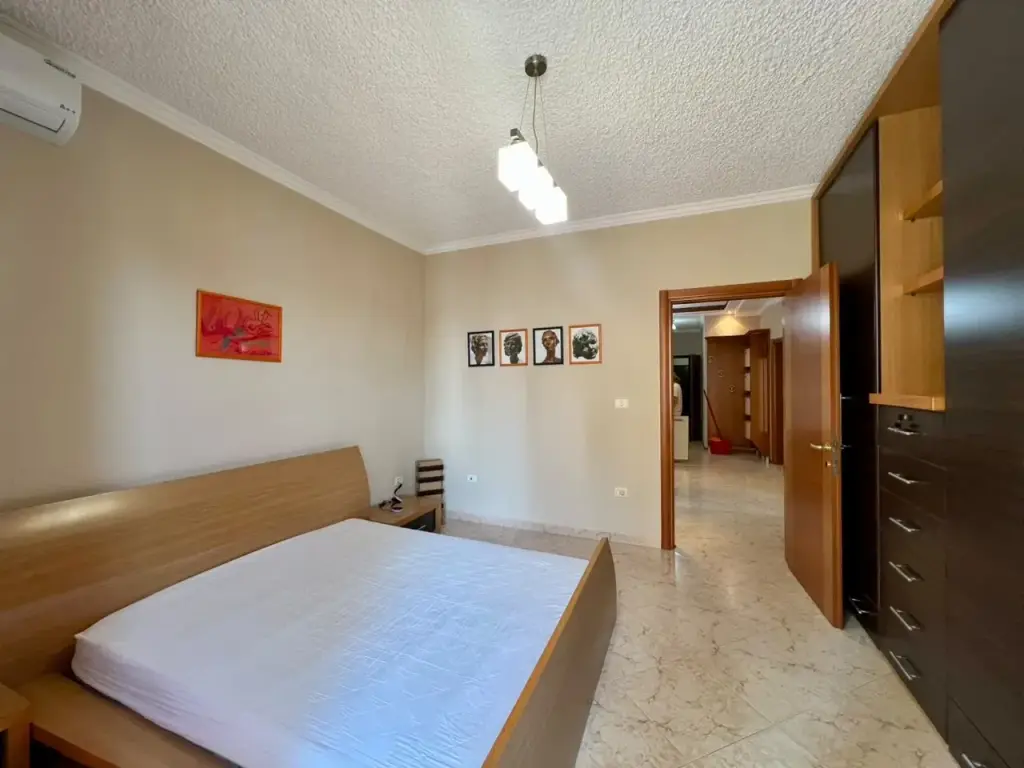 Jepet me qira apartament 2+1 i mobiluar, me 2 ballkone, në Rrugën e Kosovarëve.
