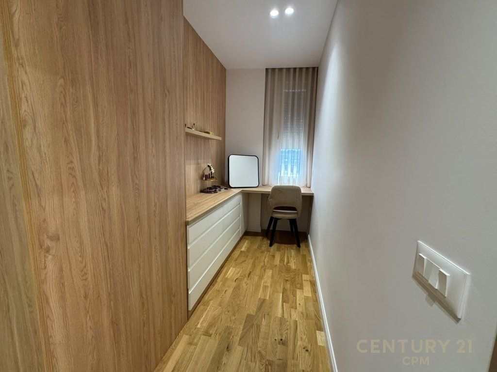 Apartament 2+1 + post parkimi ne shitje, ish profarma, Bulevardi Bajram Curri!