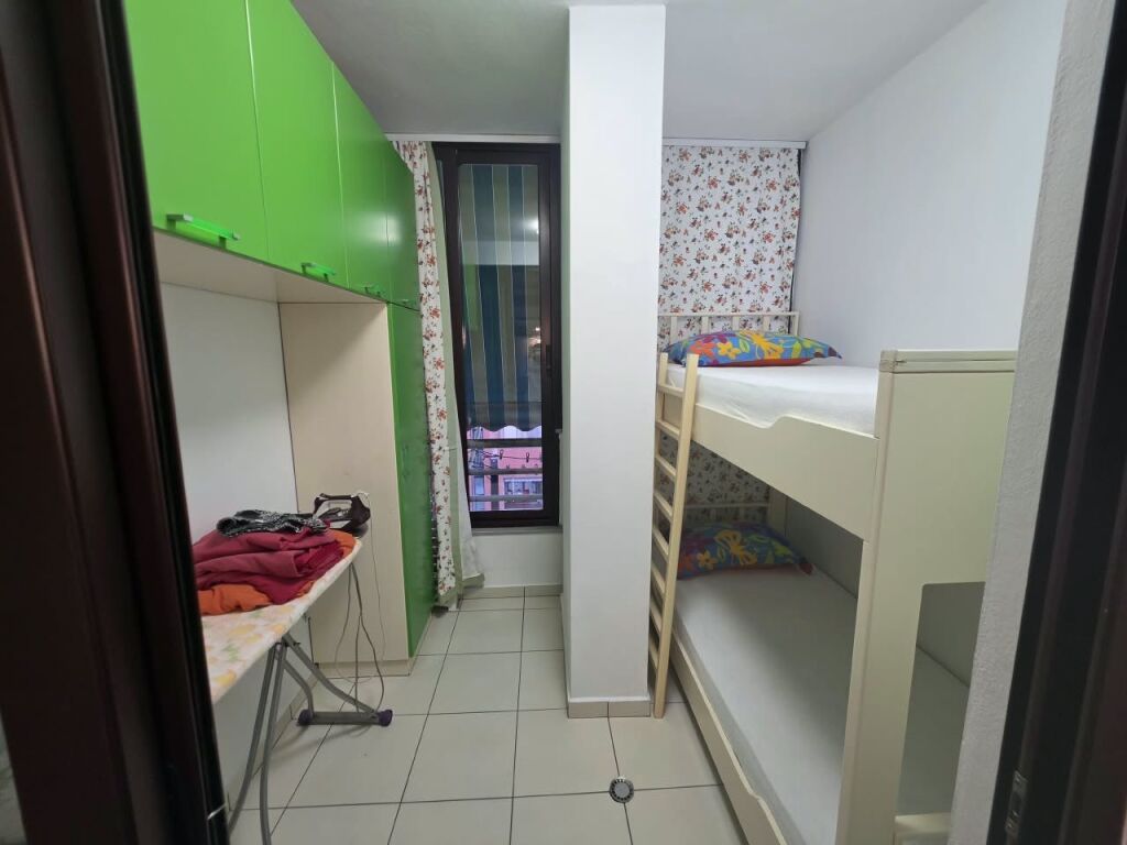 🏡 Appartamento 2+1 in affitto  📍Prestiggi, Via Jordan Misja   🏢 8° piano  🛗 2 ascensori   💰 Prezzo: 65.000 Lek  🛜 Internet incluso