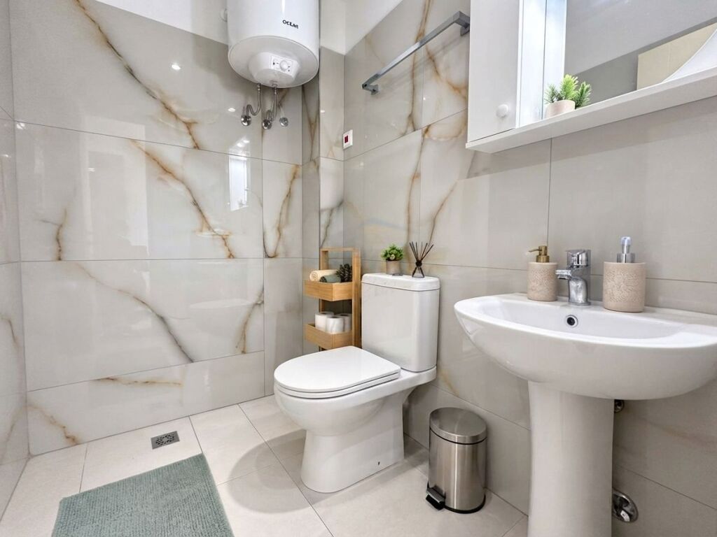 Shitet 2+1 i ndare ne 2 apartamente 1+1 , Kopshti Botanik , Tirane