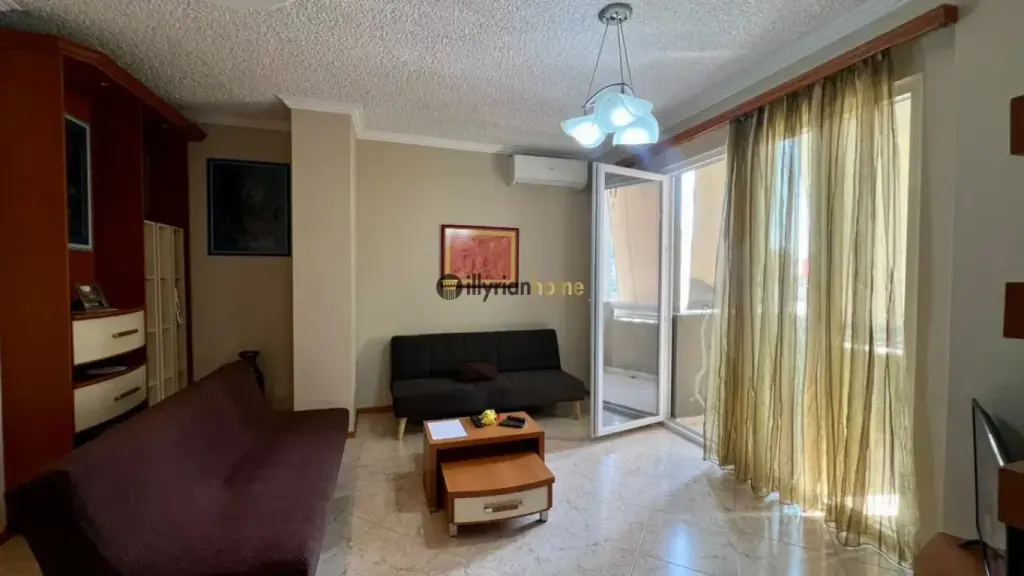 Jepet me qira apartament 2+1 i mobiluar, me 2 ballkone, në Rrugën e Kosovarëve.