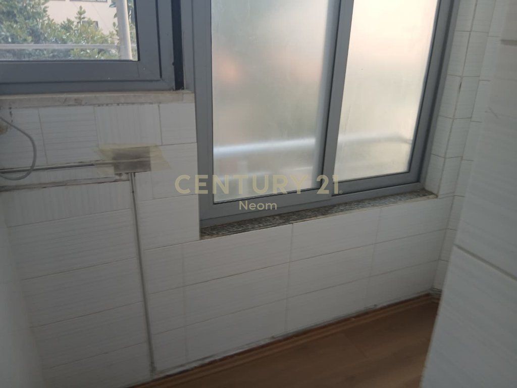 Ambient me Qira per zyra ne Qender te Tiranes, prane Sheshit Skenderbej