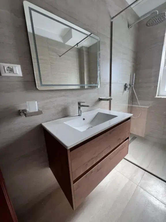 🏠 Jepet me Qira Apartament 2+1 + Aneks +Ballkon Pas Ambasadës Amerikane ne Rrugen e Elbasanit, 650 mije leke