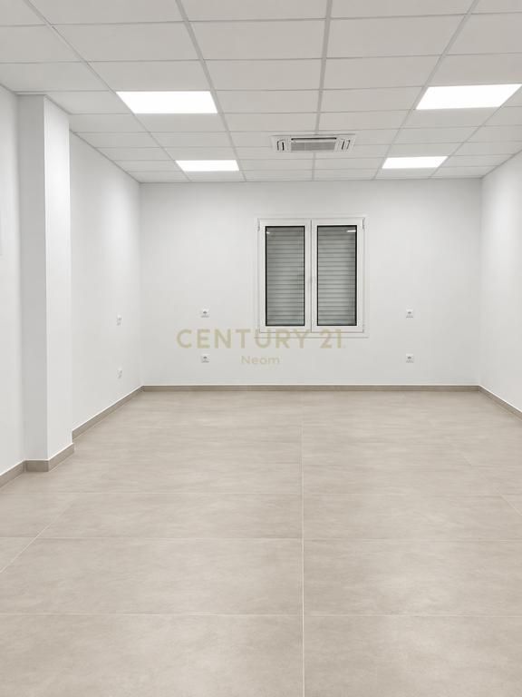 Jepet dyqan 130m2 dhe garazh, Paskuqan