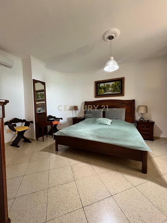 Jepet me Qera Apartament 3+1+2 me Pamje Deti, Golem!
