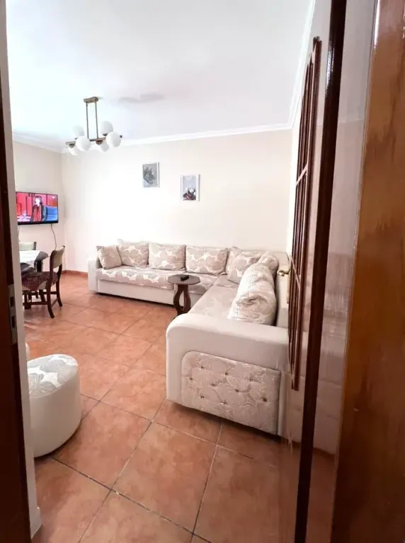 🏠 Jepet me Qira Apartament 2+1 + Aneks +Ballkon Pas Ambasadës Amerikane ne Rrugen e Elbasanit, 650 mije leke