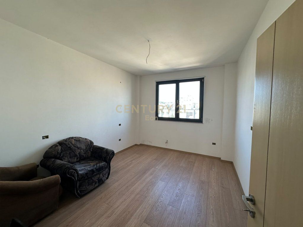 SHESIM APARTAMENT 2+1+2 DHE KUZHINE TE VECUAR NE QENDER TE DURRESIT, PRANE STACIONIT TE TRENIT !