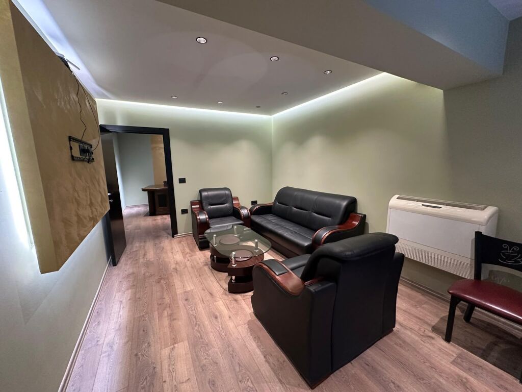 *LOCALE COMMERCIALE IN AFFITTO – MYSLYM SHYRI*