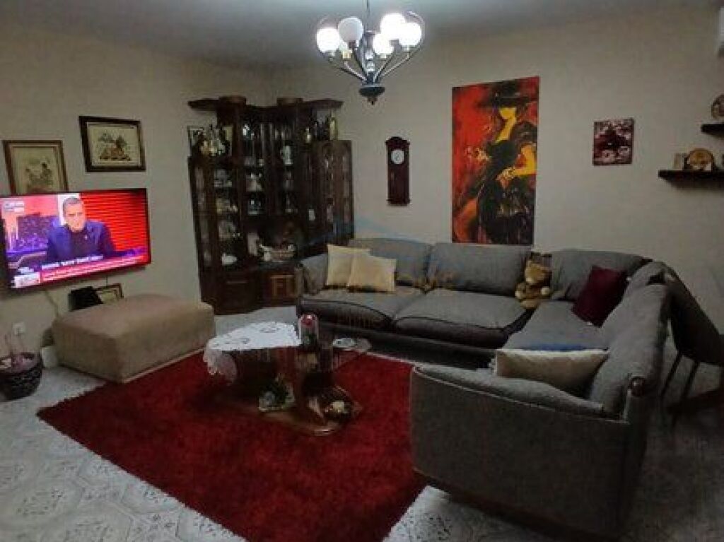 Shitet , Apartament 2+1 , Komuna e Parisit , Tirane