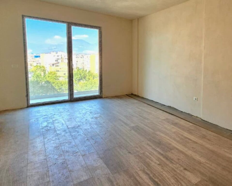 Shitet apartament 1+1 tek ish Fusha e Aviacionit , prane Rruga Dritan Hoxha , Laprake .