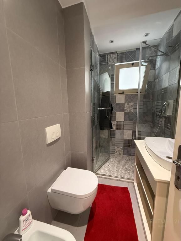 JEPET ME QIRA SUPER APARTAMENT 3+1 ME VERANDE PRANE SHKOLLES E KUQE
