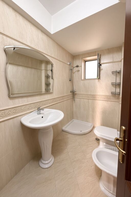 Shitet Apartament 4+1+2 tek Myslym Shyri